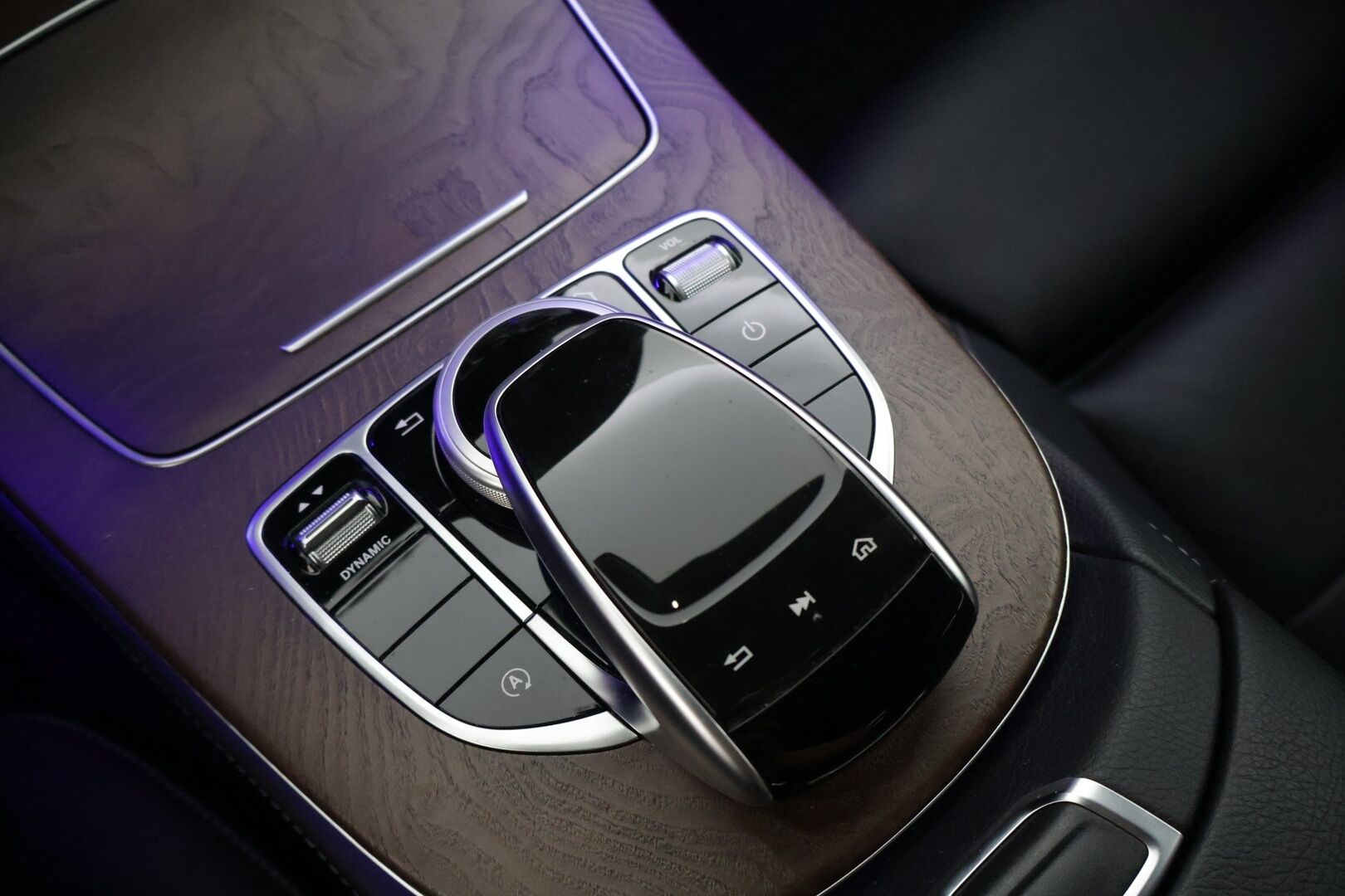 Mercedes-Benz E 2019 200 d A Business * Sport Nahat / P-Kamera / Lohkolämmitin / Musta Sisäkatto / Navi * - 3,99 % KORKOTARJOUS TÄHÄN AUTOON - * Kovilla varusteilla ja todella vähän ajettu Suomi-Auto! *