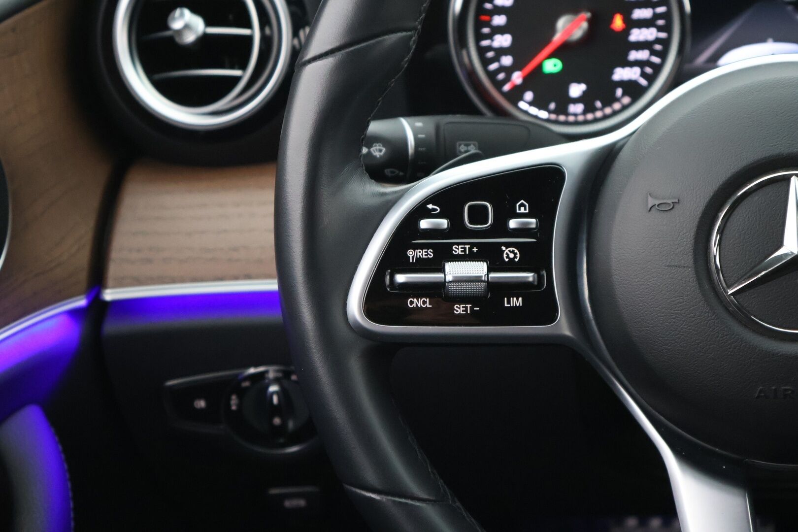 Mercedes-Benz E 2019 200 d A Business * Nahkasisusta / P-Kamera / Lohkolämmitin / Navi * - 3,99 % KORKOTARJOUS TÄHÄN AUTOON - * Suomi-auto / 2x Renkaat / Vähän ajettu *