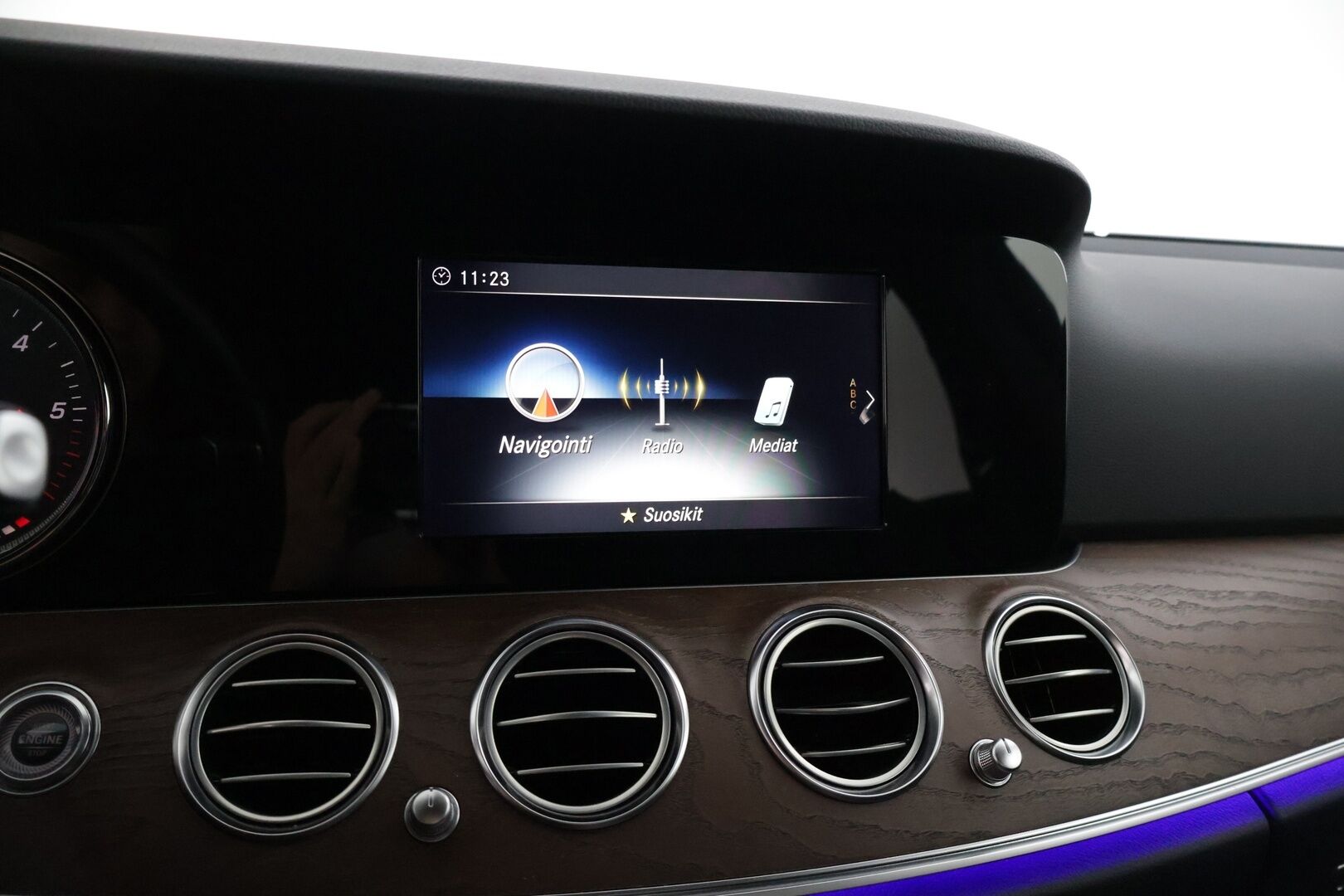 Mercedes-Benz E 2019 200 d A Business * Sport Nahat / P-Kamera / Lohkolämmitin / Musta Sisäkatto / Navi * - 3,99 % KORKOTARJOUS TÄHÄN AUTOON - * Kovilla varusteilla ja todella vähän ajettu Suomi-Auto! *