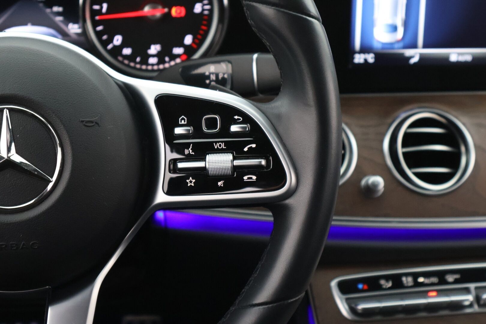 Mercedes-Benz E 2019 200 d A Business * Nahkasisusta / P-Kamera / Lohkolämmitin / Navi * - 3,99 % KORKOTARJOUS TÄHÄN AUTOON - * Suomi-auto / 2x Renkaat / Vähän ajettu *
