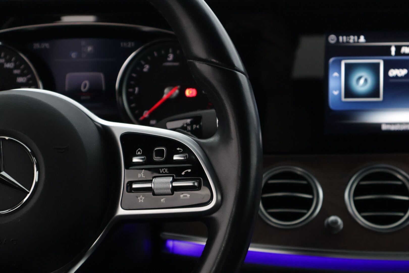 Mercedes-Benz E 2019 200 d A Business * Sport Nahat / P-Kamera / Lohkolämmitin / Musta Sisäkatto / Navi * - 3,99 % KORKOTARJOUS TÄHÄN AUTOON - * Kovilla varusteilla ja todella vähän ajettu Suomi-Auto! *