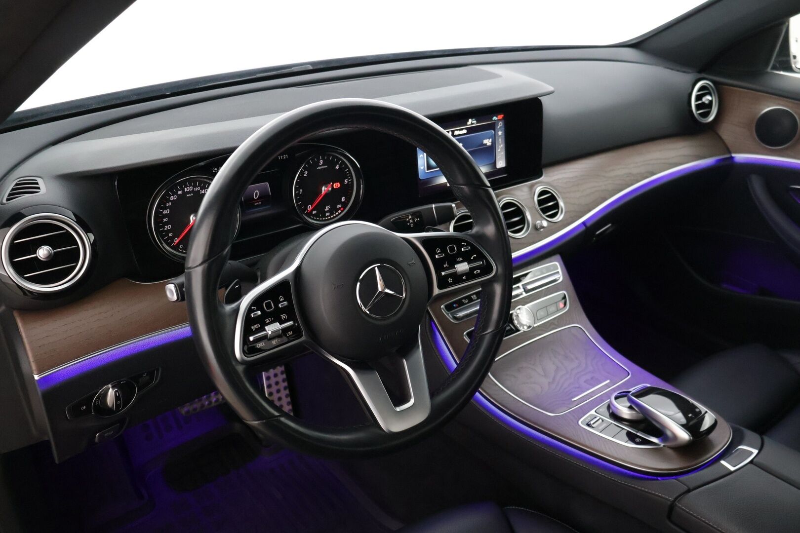Mercedes-Benz E 2019 200 d A Business * Sport Nahat / P-Kamera / Lohkolämmitin / Musta Sisäkatto / Navi * - 3,99 % KORKOTARJOUS TÄHÄN AUTOON - * Kovilla varusteilla ja todella vähän ajettu Suomi-Auto! *