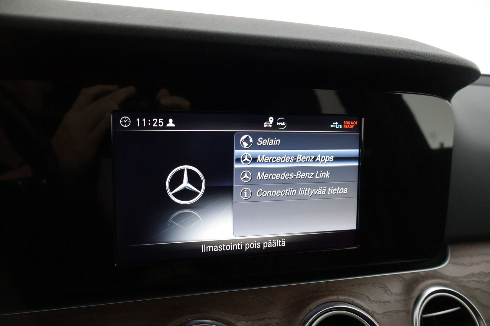 Mercedes-Benz E 2019 200 d A Business * Sport Nahat / P-Kamera / Lohkolämmitin / Musta Sisäkatto / Navi * - 3,99 % KORKOTARJOUS TÄHÄN AUTOON - * Kovilla varusteilla ja todella vähän ajettu Suomi-Auto! *