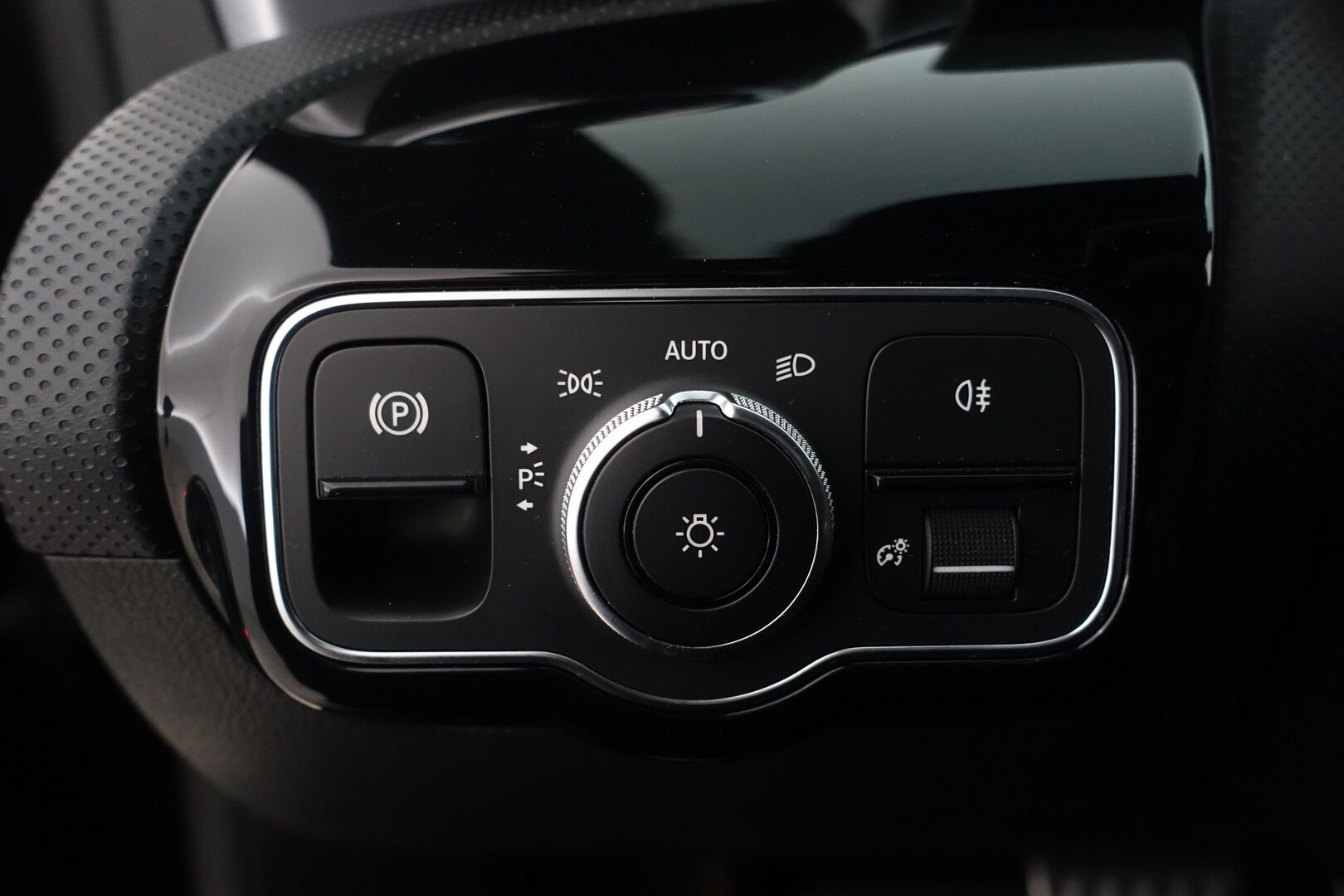 Mercedes-Benz CLA 2019 180 A Business AMG - Suomi-auto | AMG-paketit | Widescreen | P.Kamera | Sporttipenkit | Navi LED High Performance | Puolinahat | AppleCarPlay | Kaistanpitoavustin | 2X Renkaat |