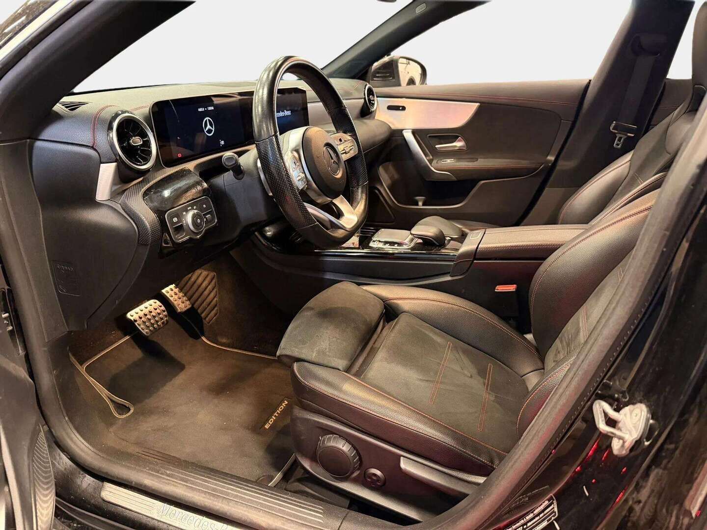 Mercedes-Benz CLA 2019 180 A Business AMG - Suomi-auto | AMG-paketit | Widescreen | P.Kamera | Sporttipenkit | Navi LED High Performance | Puolinahat | AppleCarPlay | Kaistanpitoavustin | 2X Renkaat & Vanteet |