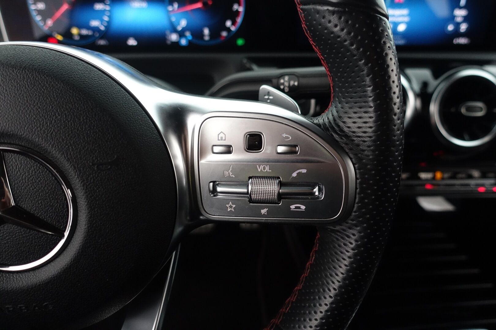 Mercedes-Benz CLA 2019 180 A Business AMG - Suomi-auto | AMG-paketit | Widescreen | P.Kamera | Sporttipenkit | Navi LED High Performance | Puolinahat | AppleCarPlay | Kaistanpitoavustin | 2X Renkaat |