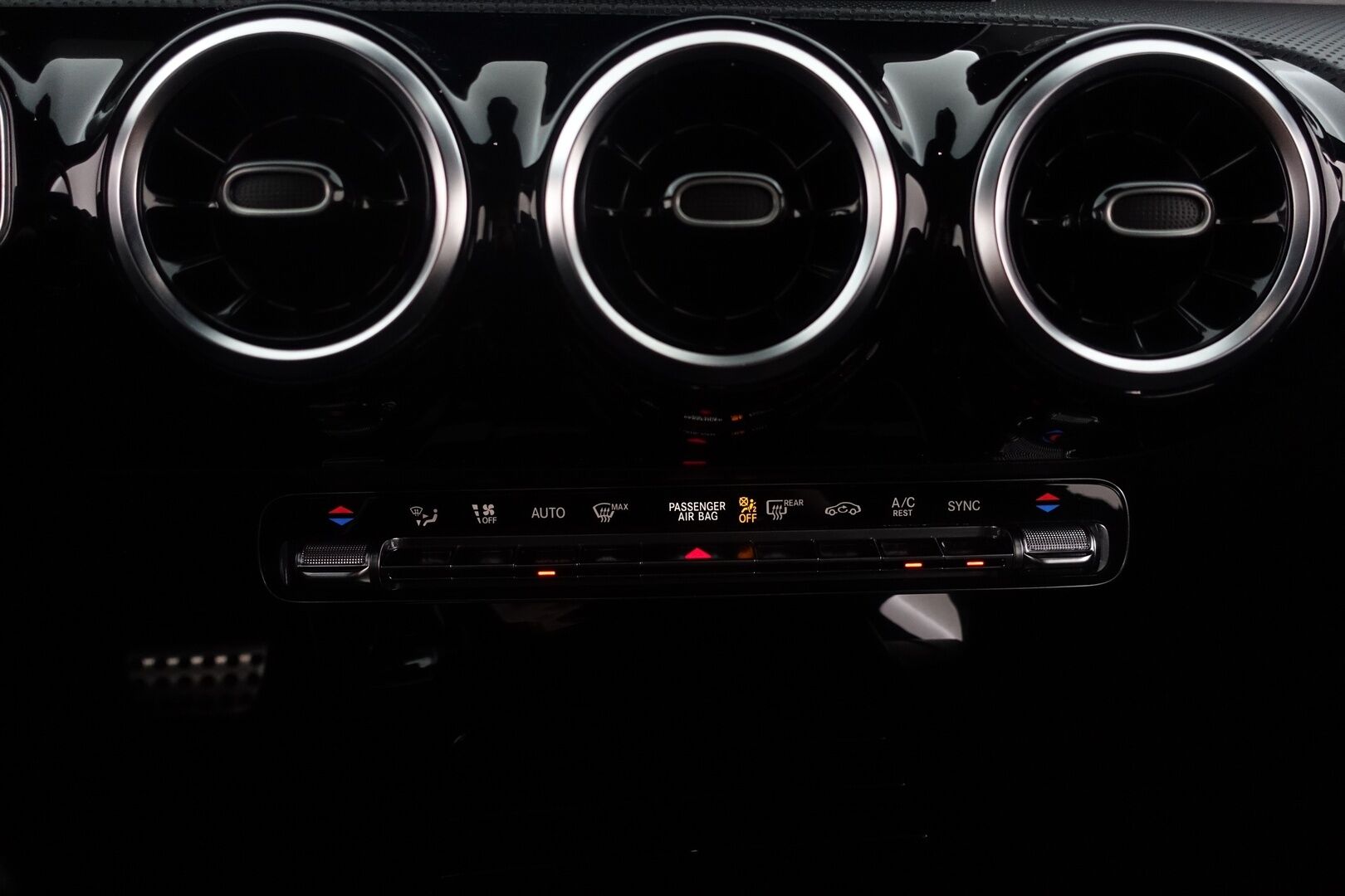Mercedes-Benz CLA 2019 180 A Business AMG - Suomi-auto | AMG-paketit | Widescreen | P.Kamera | Sporttipenkit | Navi LED High Performance | Puolinahat | AppleCarPlay | Kaistanpitoavustin | 2X Renkaat |