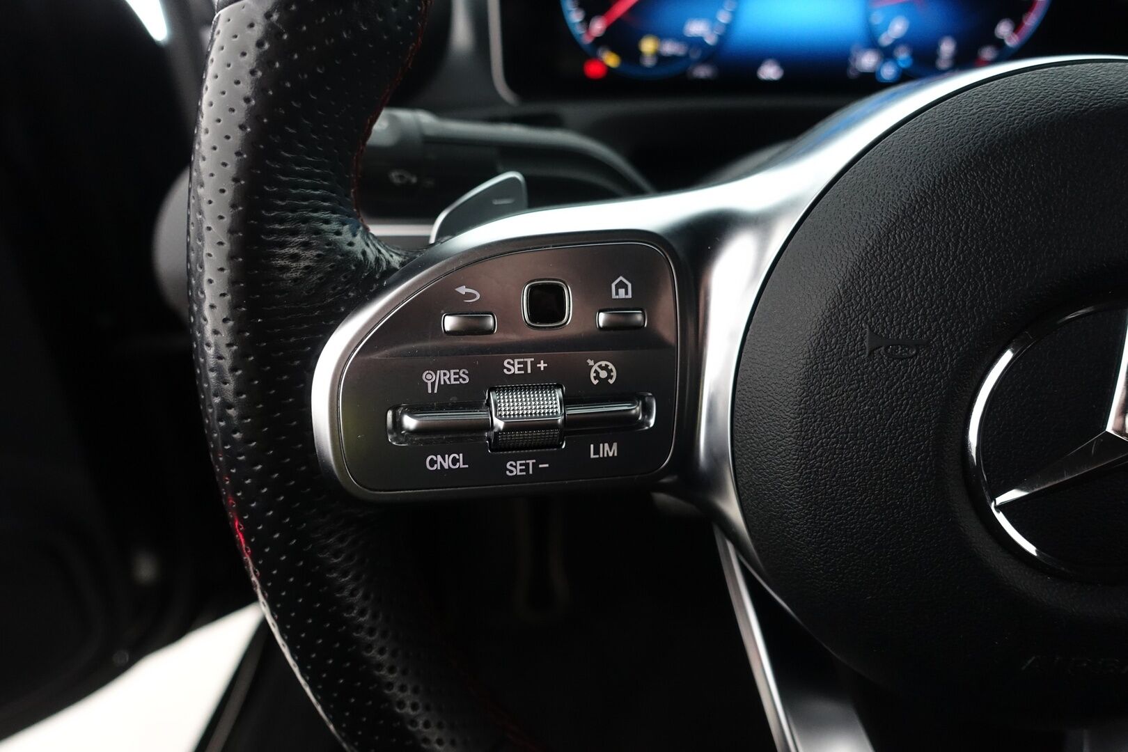 Mercedes-Benz CLA 2019 180 A Business AMG - Suomi-auto | AMG-paketit | Widescreen | P.Kamera | Sporttipenkit | Navi LED High Performance | Puolinahat | AppleCarPlay | Kaistanpitoavustin | 2X Renkaat |