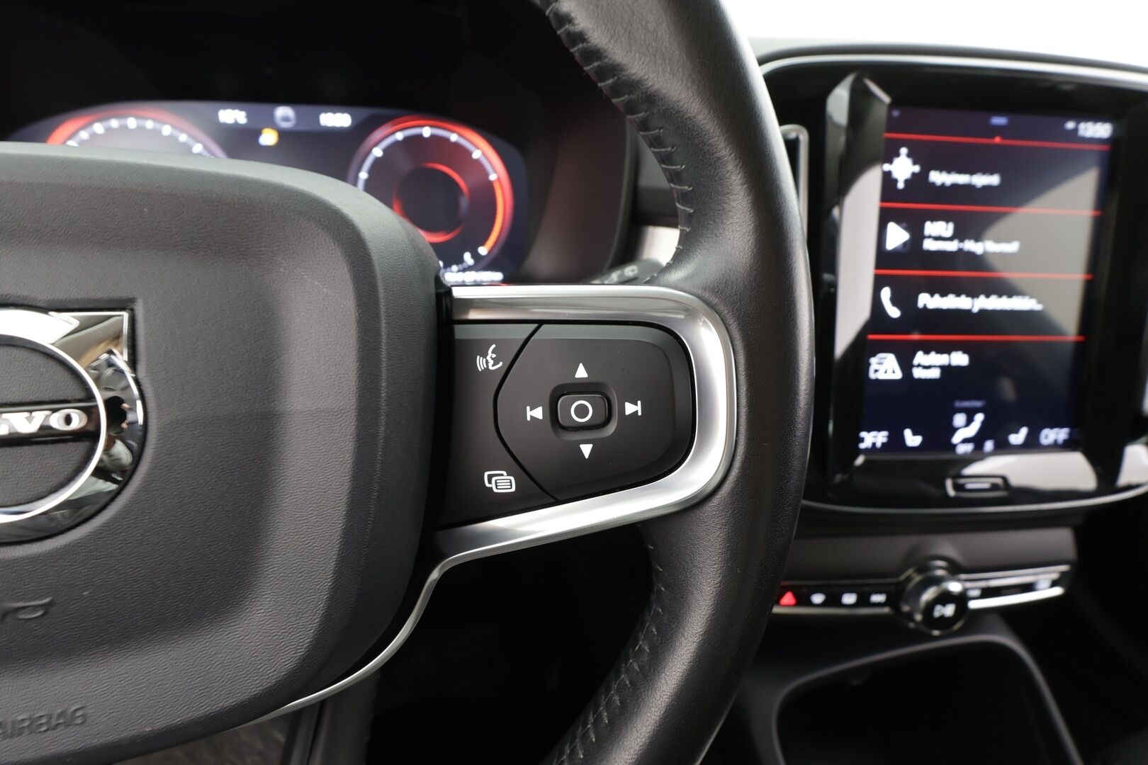 Volvo XC40 2019 D3 Business aut * Webasto / Koukku / ACC / LED / P.Kamera / Kaistavahti / Navi * - Suomi-auto / Kahdet renkaat aluvanteilla - HULLUT AVAJAISHULINAT KORKOTARJOUS 3,29 %