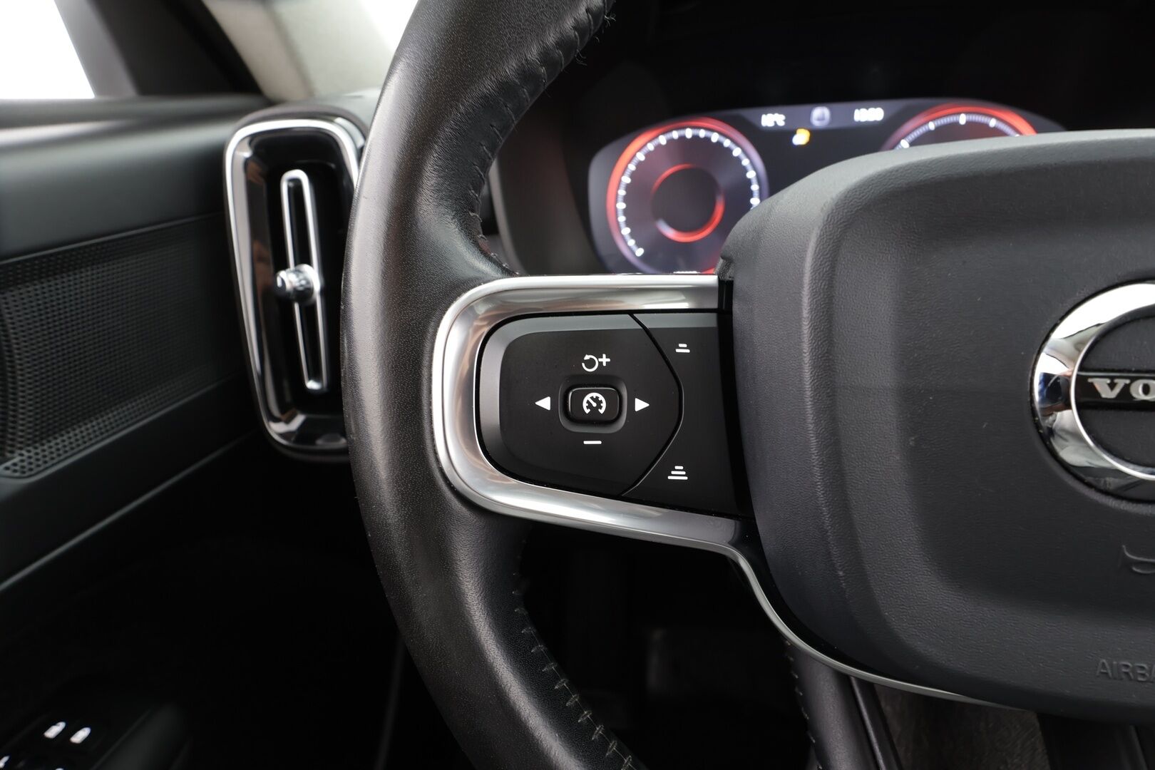 Volvo XC40 2019 D3 Business aut * Webasto / Koukku / ACC / LED / P.Kamera / Kaistavahti / Navi * - Suomi-auto / Kahdet renkaat aluvanteilla - HULLUT AVAJAISHULINAT KORKOTARJOUS 3,29 %