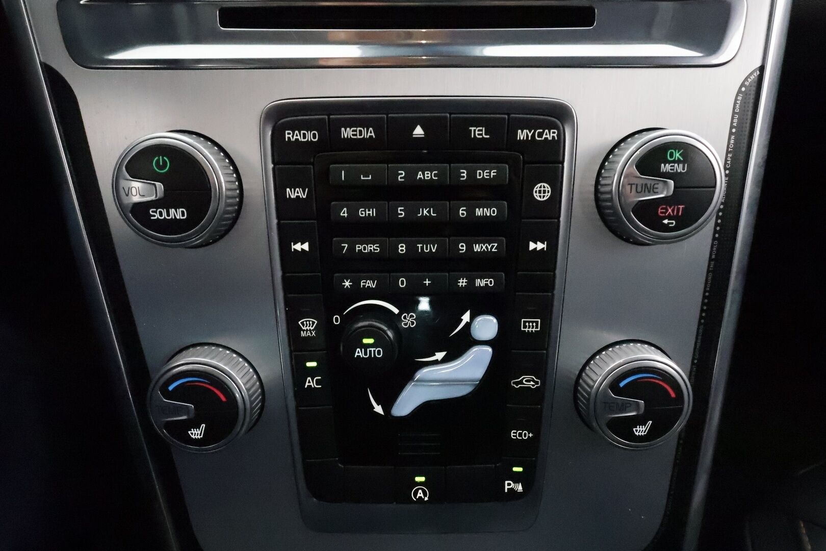 Volvo XC60 2016 D4 Ocean Race aut *Vakkari / Koukku / Webasto / Navi / Sporttinahat / Digimittaristo* - Kahdet renkaat aluvanteilla - HULLU BLACKWEEK KORKOTARJOUS 2,49%