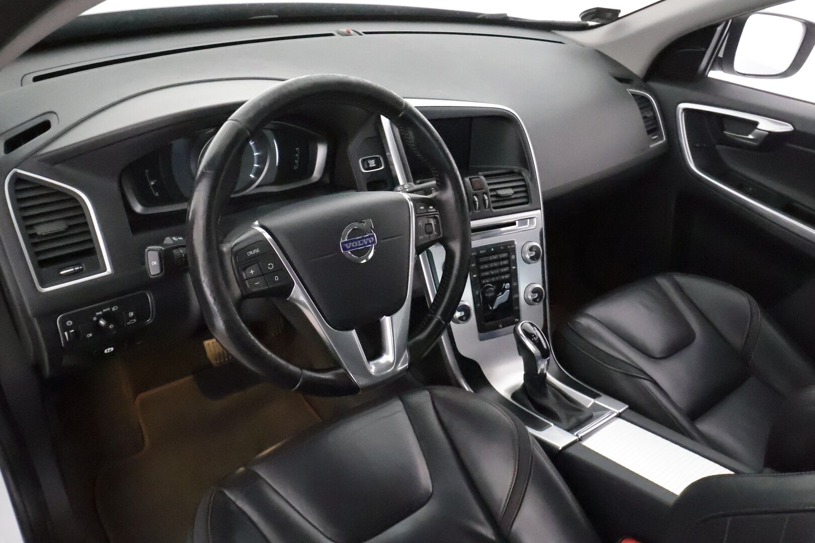 Volvo XC60 2016 D4 Ocean Race aut *Vakkari / Koukku / Webasto / Navi / Sporttinahat / Digimittaristo* - Kahdet renkaat aluvanteilla - HULLU BLACKWEEK KORKOTARJOUS 2,49%