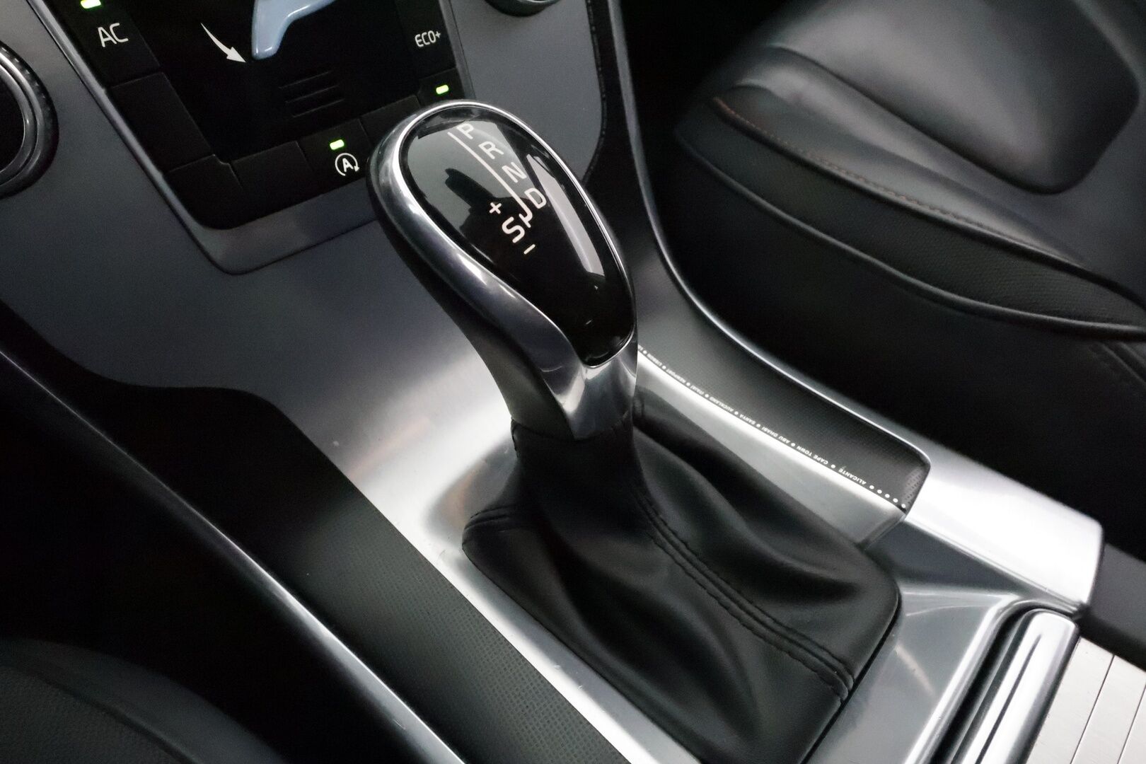 Volvo XC60 2016 D4 Ocean Race aut *Vakkari / Koukku / Webasto / Navi / Sporttinahat / Digimittaristo* - Kahdet renkaat aluvanteilla - HULLU BLACKWEEK KORKOTARJOUS 2,49%