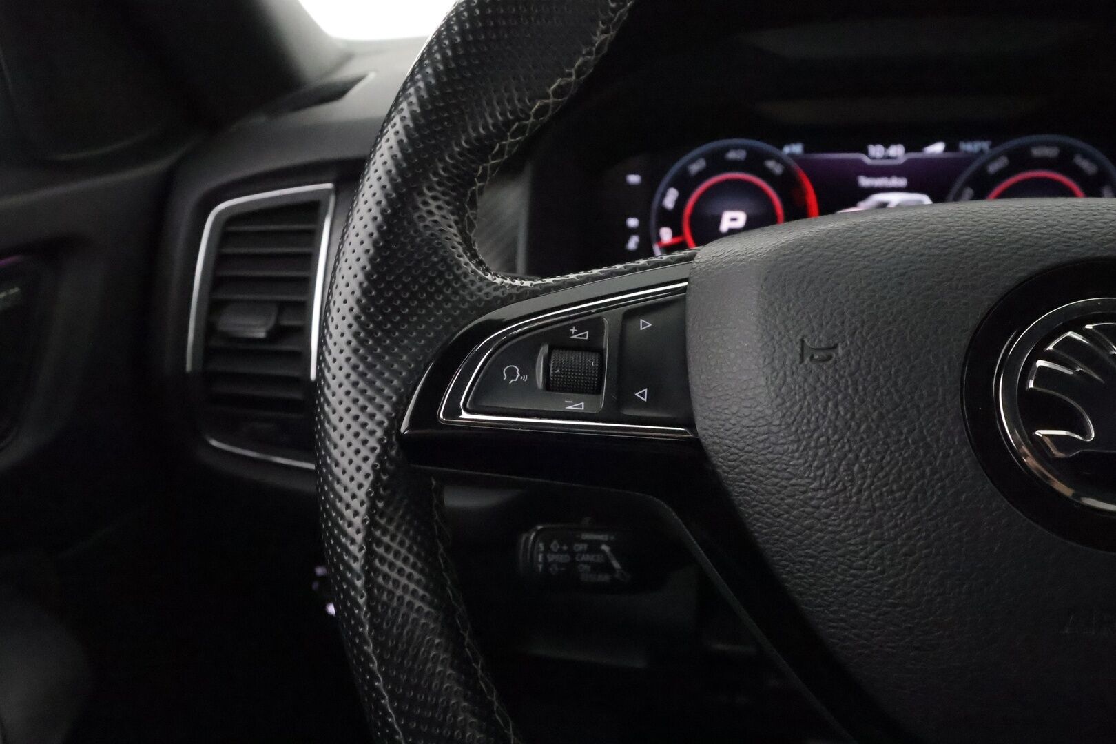 Skoda Kodiaq 2019 2,0 TDI 190 4x4 SportLine DSG Autom **Muistipenkki / Webasto / Koukku / 360° Kamera / Adapt.Vakkari / Canton** - LED-valot / Digimittaristo /  Navi / Kaistavahti / Nahka-Alcantara / KeylessGO / 2x Renkaat