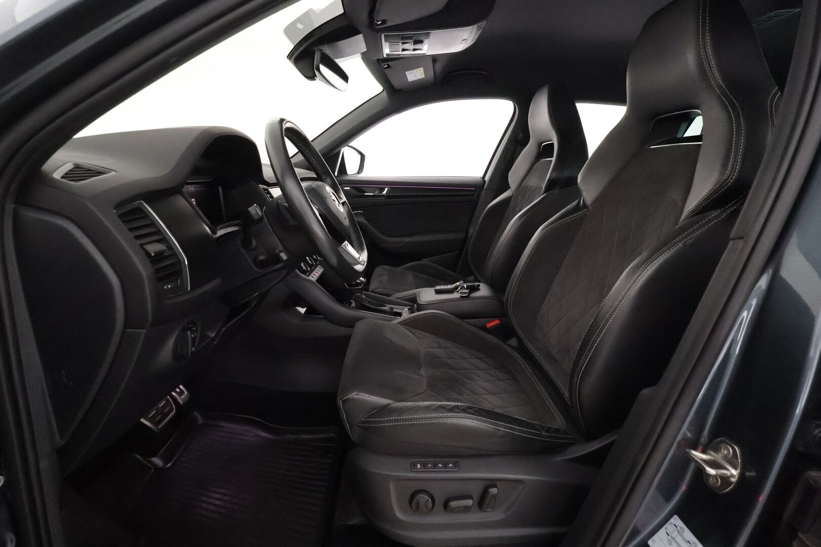 Skoda Kodiaq 2019 2,0 TDI 190 4x4 SportLine DSG Autom **Muistipenkki / Webasto / Koukku / 360° Kamera / Adapt.Vakkari / Canton** - LED-valot / Digimittaristo /  Navi / Kaistavahti / Nahka-Alcantara / KeylessGO / 2x Renkaat