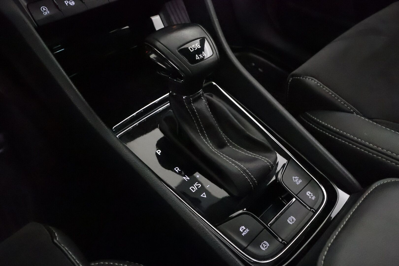 Skoda Kodiaq 2019 2,0 TDI 190 4x4 SportLine DSG Autom **Muistipenkki / Webasto / Koukku / 360° Kamera / Adapt.Vakkari / Canton** - LED-valot / Digimittaristo /  Navi / Kaistavahti / Nahka-Alcantara / KeylessGO / 2x Renkaat