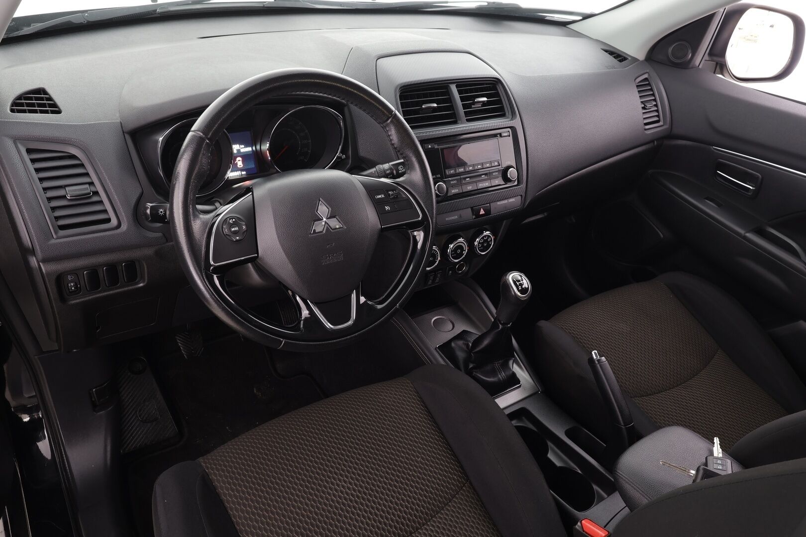 Mitsubishi ASX 2019 1,6 MIVEC Invite Business 5MT * Suomi-auto / Vakkari / Lohko+Sisä / Auto.ilmastointi * - Kahdet renkaat aluvanteilla / Merkkihuollettu