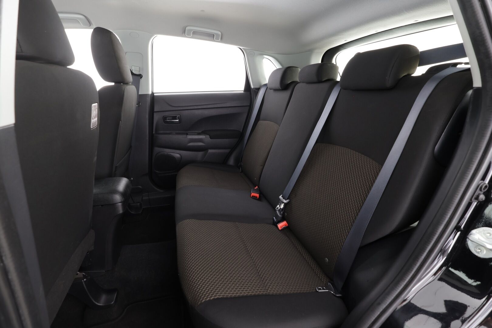 Mitsubishi ASX 2019 1,6 MIVEC Invite Business 5MT * Suomi-auto / Vakkari / Lohko+Sisä / Auto.ilmastointi * - Kahdet renkaat aluvanteilla / Merkkihuollettu