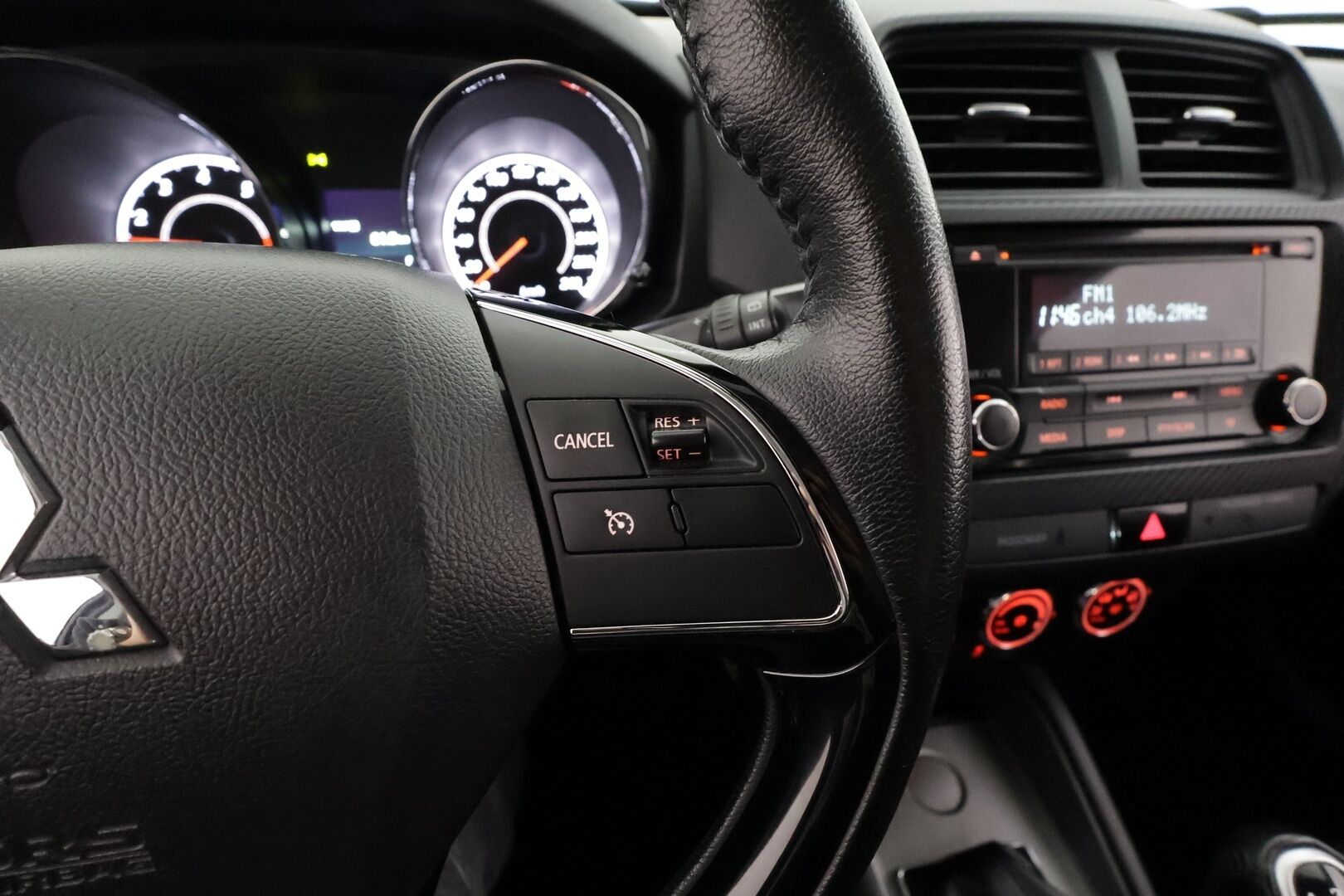 Mitsubishi ASX 2019 1,6 MIVEC Invite Business 5MT * Suomi-auto / Vakkari / Lohko+Sisä / Auto.ilmastointi * - Kahdet renkaat aluvanteilla / Merkkihuollettu