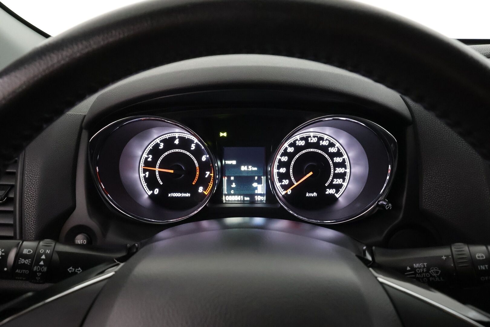 Mitsubishi ASX 2019 1,6 MIVEC Invite Business 5MT * Suomi-auto / Vakkari / Lohko+Sisä / Auto.ilmastointi * - Kahdet renkaat aluvanteilla / Merkkihuollettu