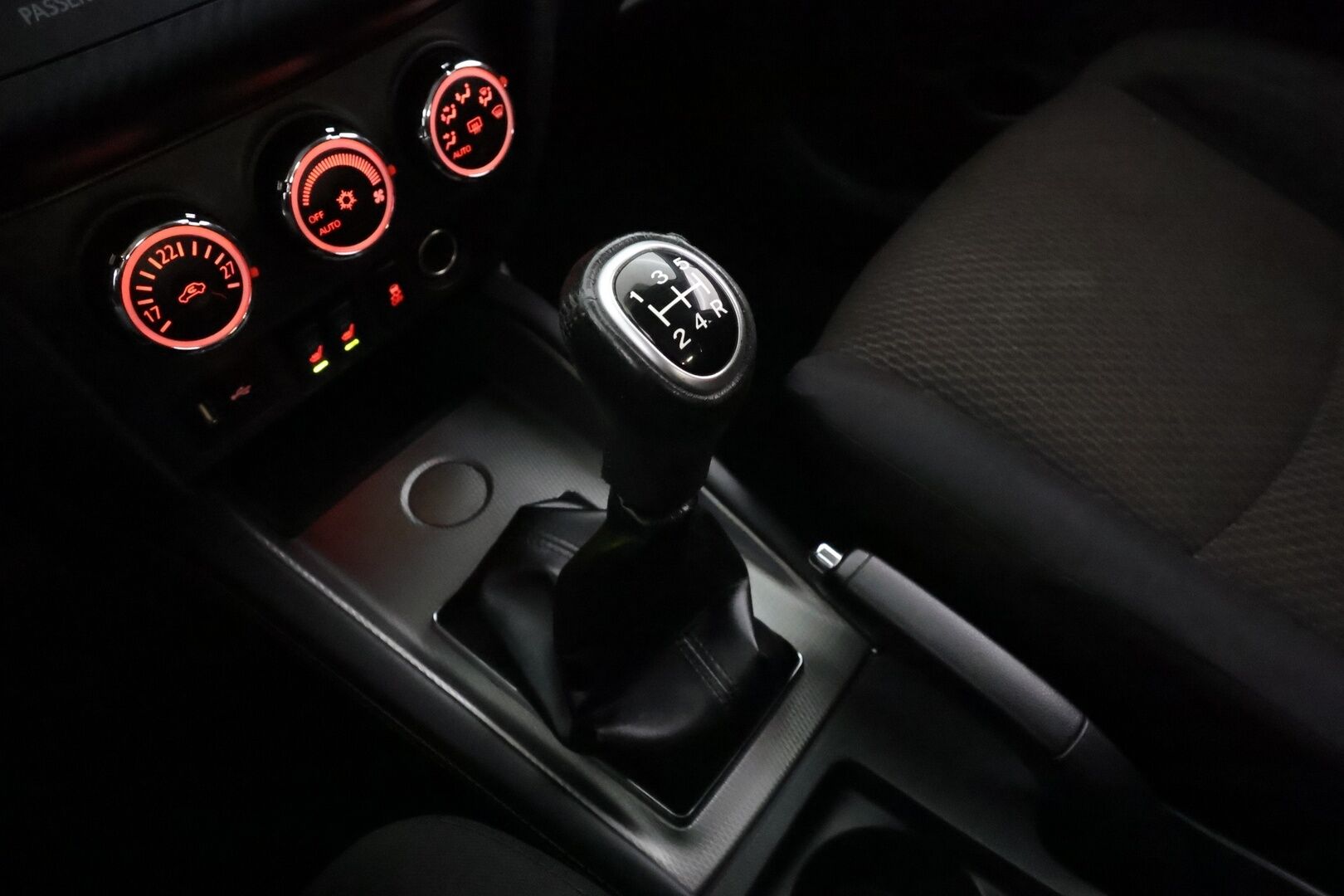 Mitsubishi ASX 2019 1,6 MIVEC Invite Business 5MT * Suomi-auto / Vakkari / Lohko+Sisä / Auto.ilmastointi * - Kahdet renkaat aluvanteilla / Merkkihuollettu