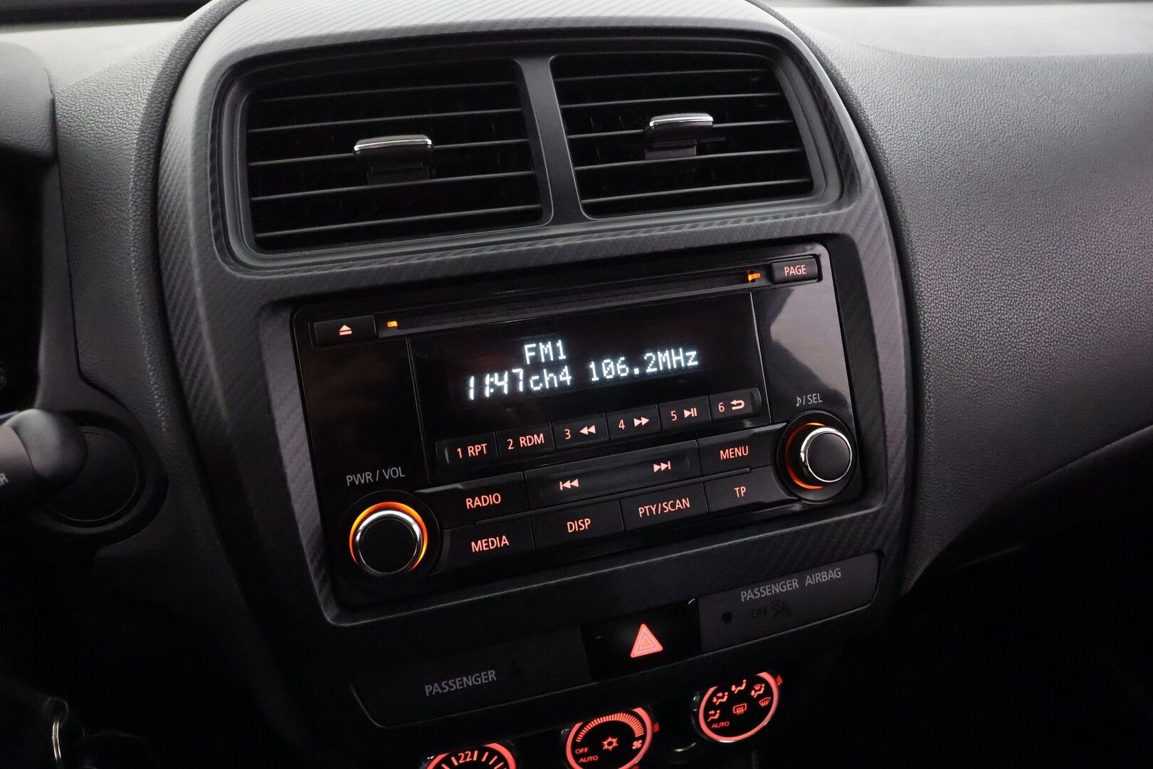 Mitsubishi ASX 2019 1,6 MIVEC Invite Business 5MT * Suomi-auto / Vakkari / Lohko+Sisä / Auto.ilmastointi * - Kahdet renkaat aluvanteilla / Merkkihuollettu