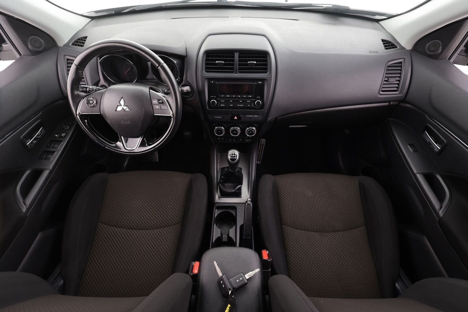 Mitsubishi ASX 2019 1,6 MIVEC Invite Business 5MT * Suomi-auto / Vakkari / Lohko+Sisä / Auto.ilmastointi * - Kahdet renkaat aluvanteilla / Merkkihuollettu