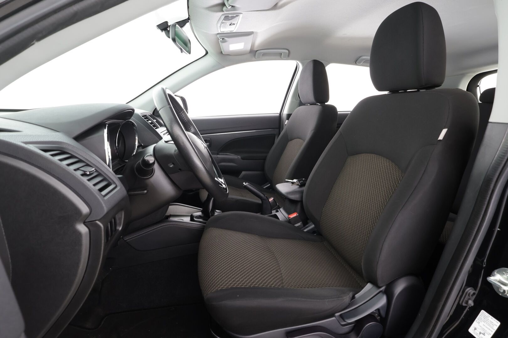 Mitsubishi ASX 2019 1,6 MIVEC Invite Business 5MT * Suomi-auto / Vakkari / Lohko+Sisä / Auto.ilmastointi * - Kahdet renkaat aluvanteilla / Merkkihuollettu