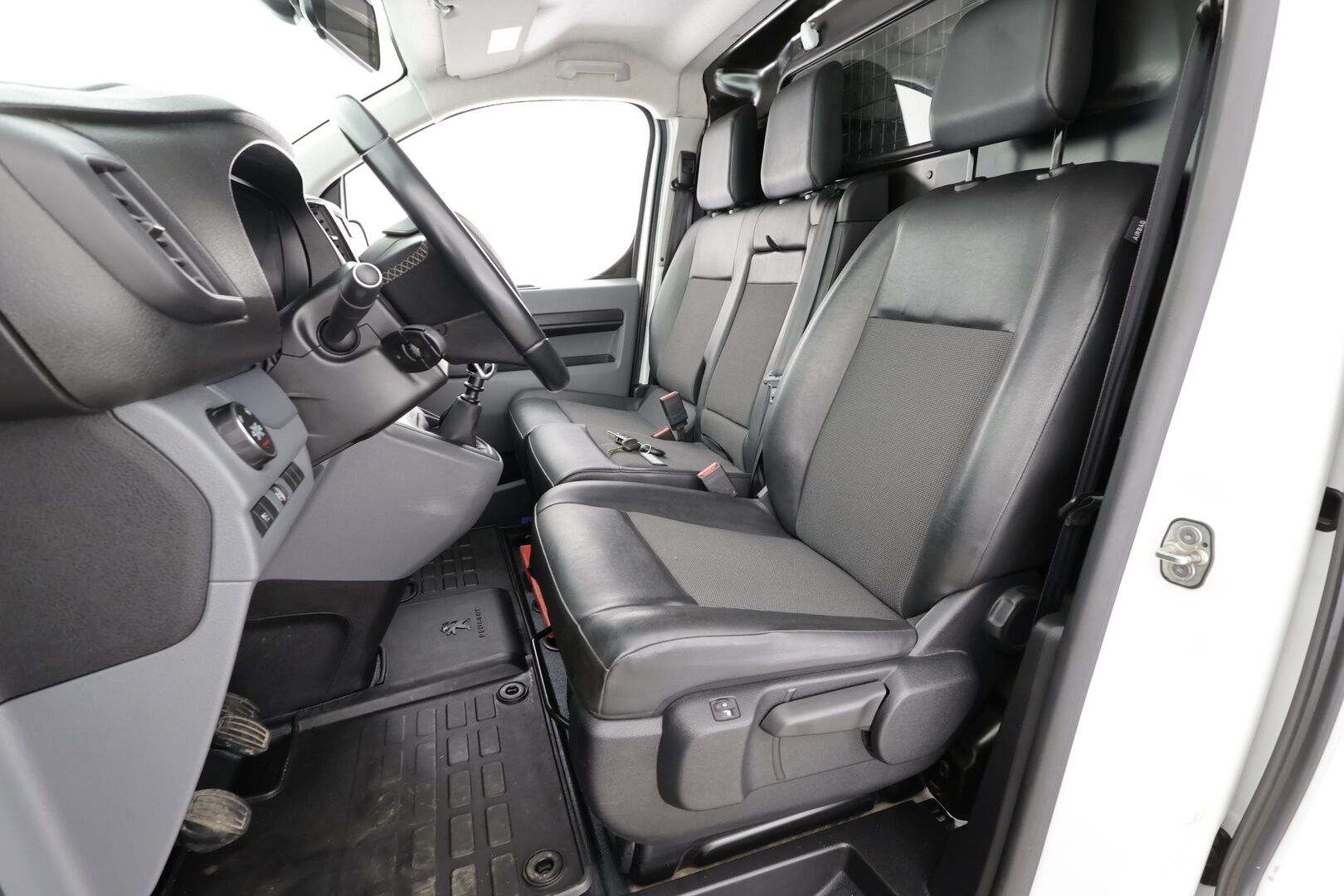 Peugeot Expert 2019 BlueHDi 120 XL 4x4 * Vakkari / Koukku / Webasto / LED-Lisävalo / P.Kamera * - Kahdet Renkaat / Suomi-auto - HULLUT AVAJAISHULINAT KORKOTARJOUS 3,29 %