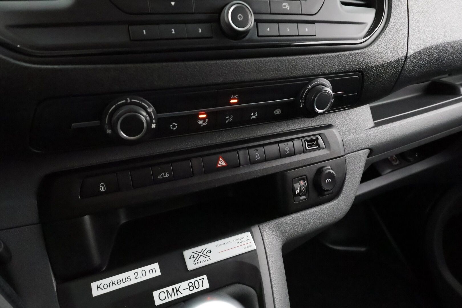 Peugeot Expert 2019 BlueHDi 120 XL 4x4 * Vakkari / Koukku / Webasto / LED-Lisävalo / P.Kamera * - Kahdet Renkaat / Suomi-auto - HULLUT AVAJAISHULINAT KORKOTARJOUS 3,29 %