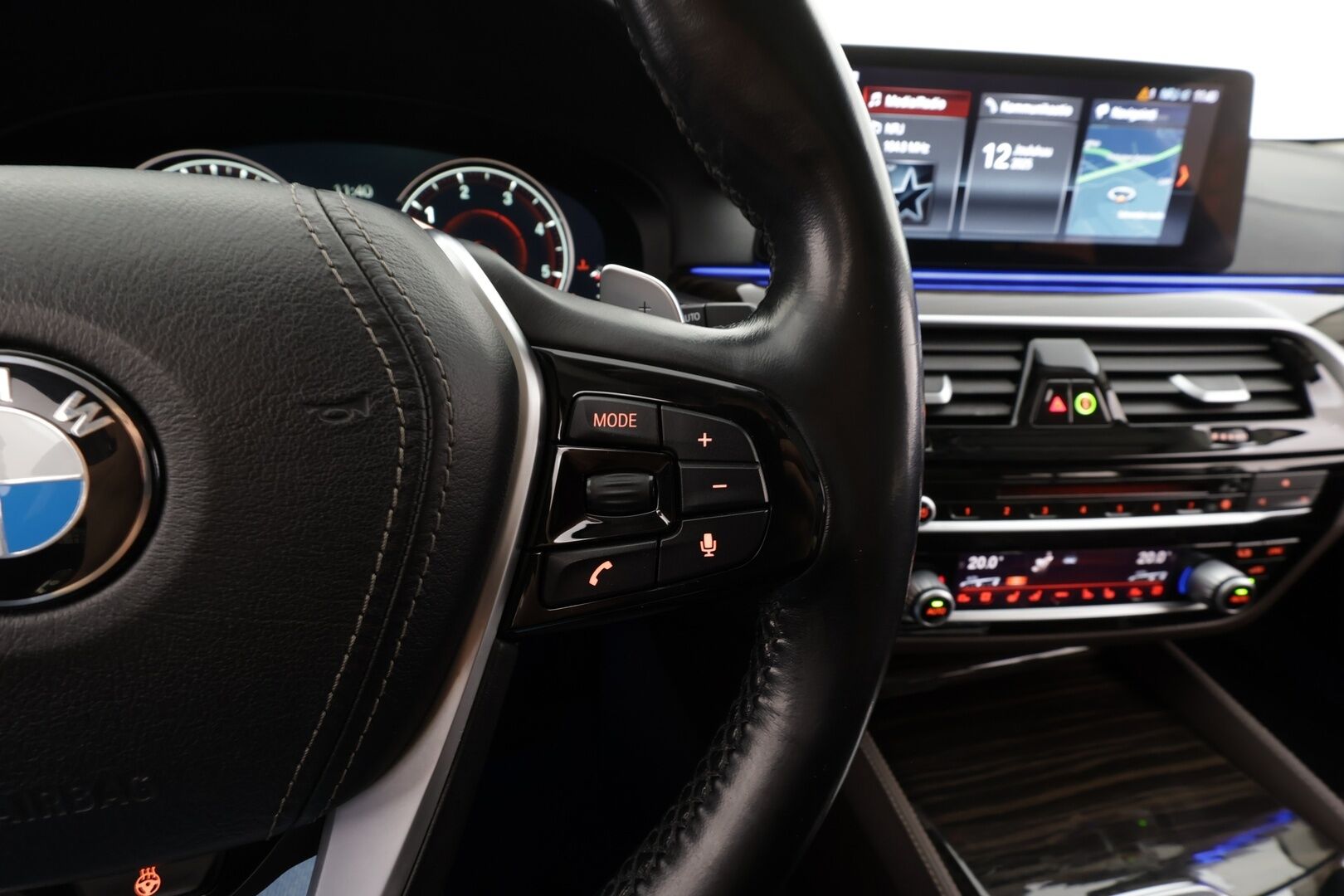 BMW 530 2017 G31 Touring 530d A xDrive Business Comfort * H&K / Panorama / ACC / Adapt.LED / 360° / Sisätilanlämmitin / Navi * - Koukku / HUD / Hierovat&Ilmastoidut Sportnahat Muistilla / Kahdet renkaat / Merkkihuollot - HULLUT BLACKWEEK JATKOT - KORKOTARJOUS 2,49%