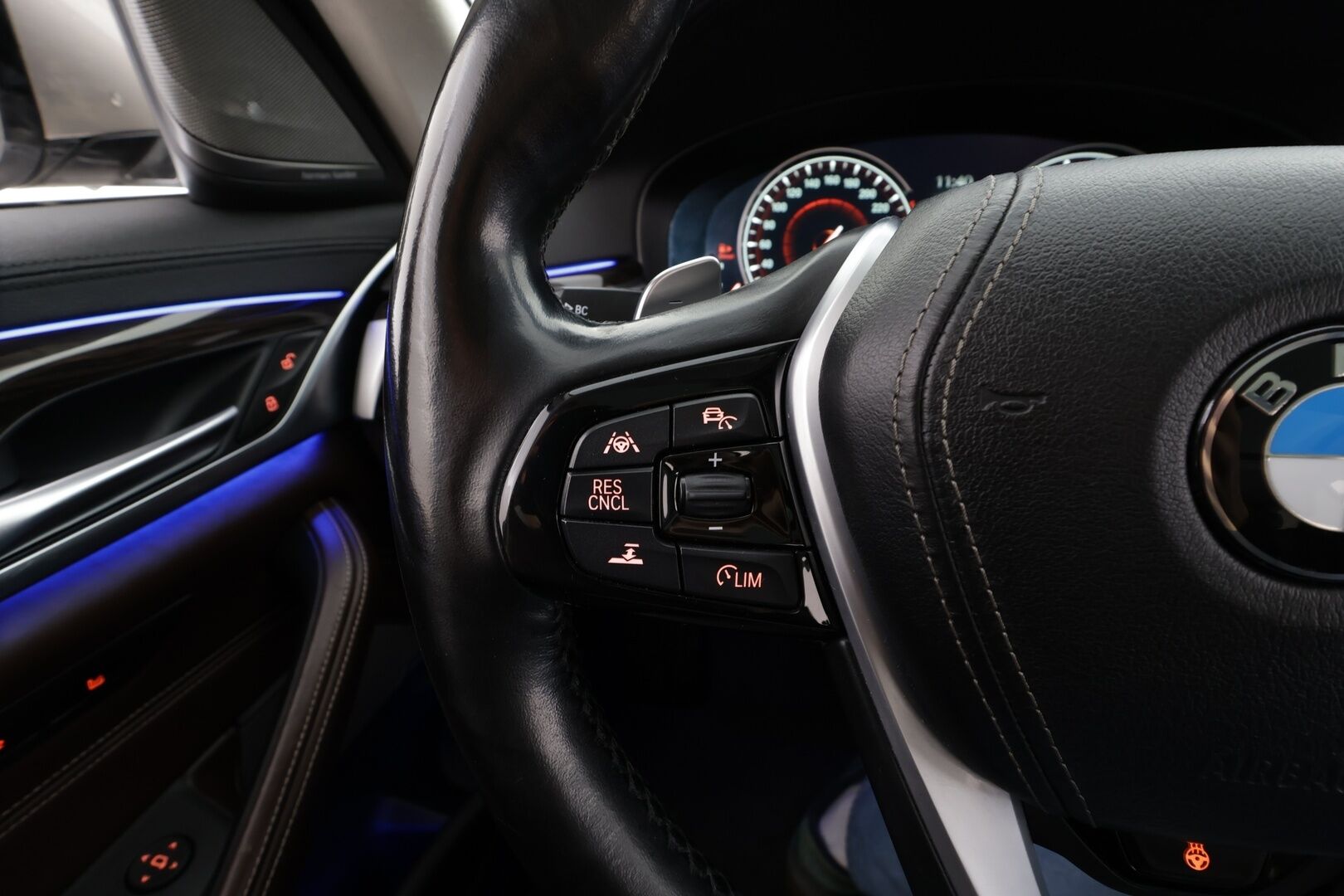 BMW 530 2017 G31 Touring 530d A xDrive Business Luxury * KATSO VARUSTEET! / H&K / Panorama / ACC / Adapt.LED / 360° * - Nelipyöräohjaus / Imuovet / Comfort istuimet Hieronnalla & Ilmastoinnilla / Digimittaristo / Koukku / HUD / Kahdet renkaat / Merkkihuollot