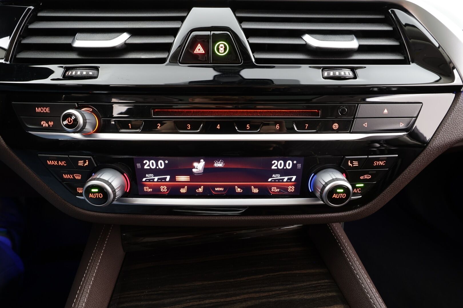 BMW 530 2017 G31 Touring 530d A xDrive Business Comfort * H&K / Panorama / ACC / Adapt.LED / 360° / Sisätilanlämmitin / Navi * - Koukku / HUD / Hierovat&Ilmastoidut Sportnahat Muistilla / Kahdet renkaat / Merkkihuollot - HULLUT BLACKWEEK JATKOT - KORKOTARJOUS 2,49%