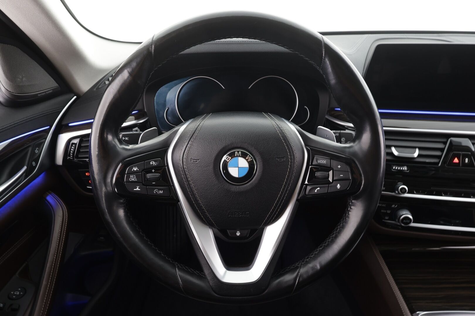 BMW 530 2017 G31 Touring 530d A xDrive Business Luxury * KATSO VARUSTEET! / H&K / Panorama / ACC / Adapt.LED / 360° * - Nelipyöräohjaus / Imuovet / Comfort istuimet Hieronnalla & Ilmastoinnilla / Digimittaristo / Koukku / HUD / Kahdet renkaat / Merkkihuollot