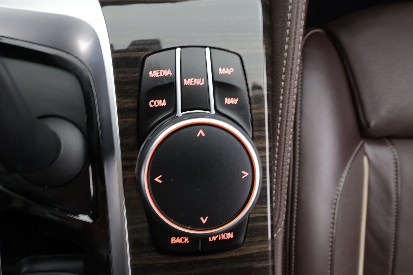 BMW 530 2017 G31 Touring 530d A xDrive Business Comfort * H&K / Panorama / ACC / Adapt.LED / 360° / Sisätilanlämmitin / Navi * - Koukku / HUD / Hierovat&Ilmastoidut Sportnahat Muistilla / Kahdet renkaat / Merkkihuollot - HULLUT BLACKWEEK JATKOT - KORKOTARJOUS 2,49%