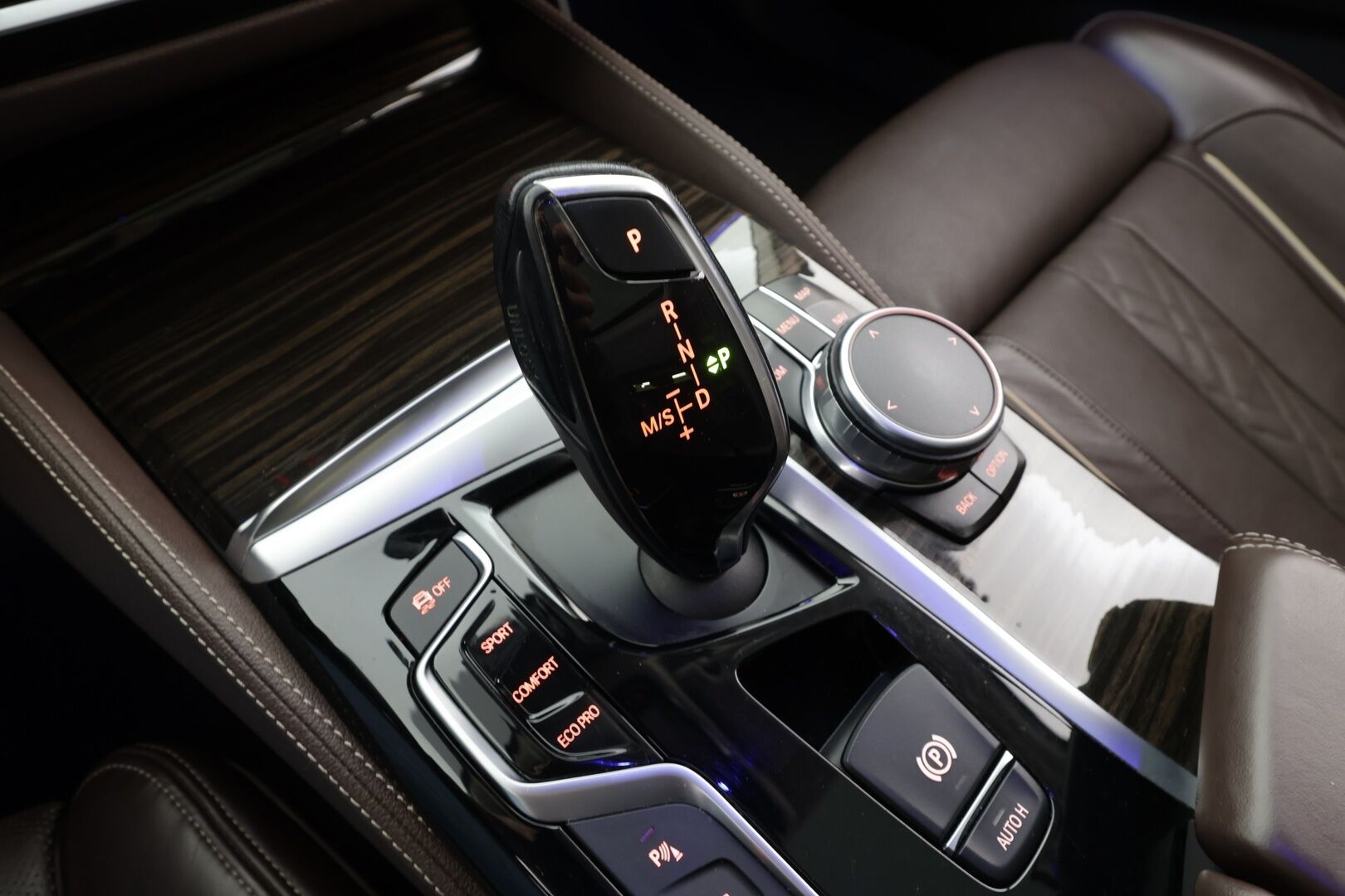 BMW 530 2017 G31 Touring 530d A xDrive Business Luxury * KATSO VARUSTEET! / H&K / Panorama / ACC / Adapt.LED / 360° * - Nelipyöräohjaus / Imuovet / Comfort istuimet Hieronnalla & Ilmastoinnilla / Digimittaristo / Koukku / HUD / Kahdet renkaat / Merkkihuollot