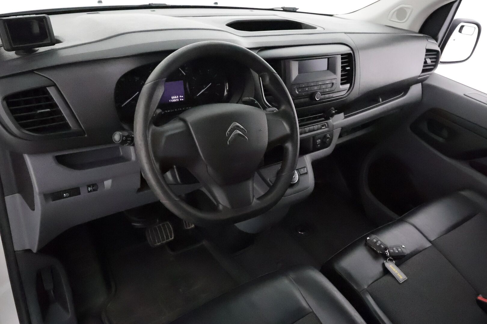 Citroen Jumpy 2019 BlueHDi 180 XL Automaatti *Webasto / Koukku / Vakkari / P.Kamera / Puolinahat / Bluetooth * - Suomi-auto / Kahdet Renkaat / Jakopää tehty 3/2025 / ALV