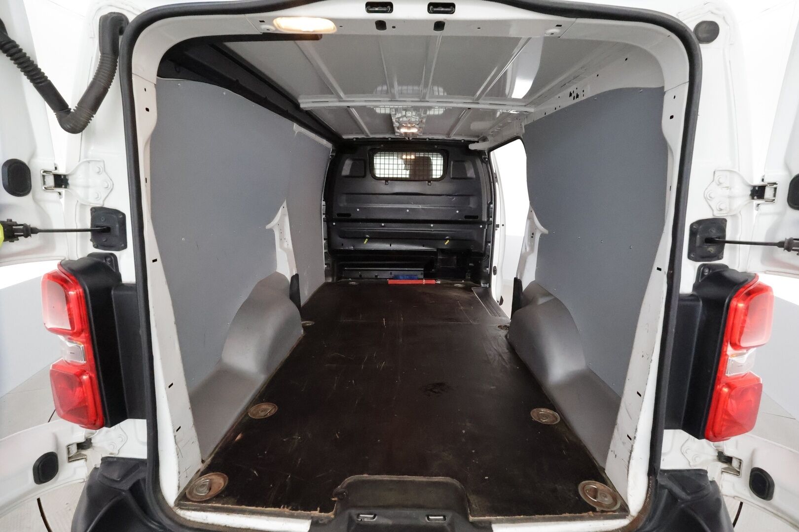 Citroen Jumpy 2019 BlueHDi 180 XL Automaatti *Webasto / Koukku / Vakkari / P.Kamera / Puolinahat / Bluetooth * - Suomi-auto / Kahdet Renkaat / Jakopää tehty 3/2025 / ALV
