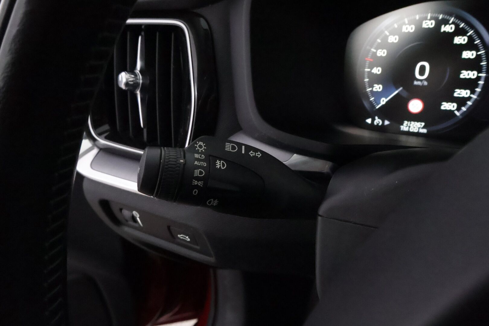 Volvo V60 2019 D3 Business aut * Webasto / Merkkihuollot / Vetokoukku / Ratinlämmitys / Adapt.LED / Sähköluukku / Digimittari! - UPEA!