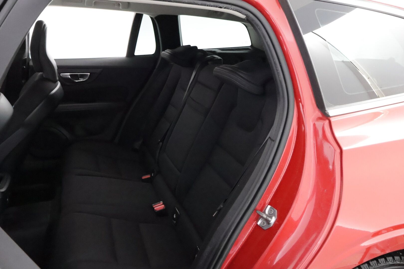 Volvo V60 2019 D3 Business aut * Webasto / Merkkihuollot / Vetokoukku / Ratinlämmitys / Adapt.LED / Sähköluukku / Digimittari! - UPEA!