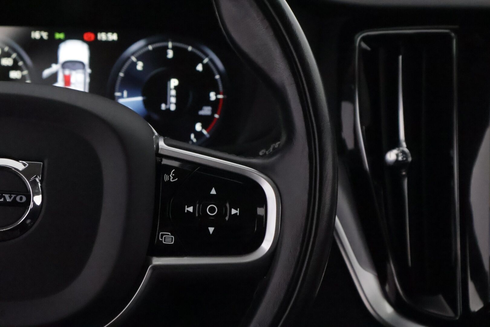Volvo V60 2019 D3 Business aut * Webasto / Merkkihuollot / Vetokoukku / Ratinlämmitys / Adapt.LED / Sähköluukku / Digimittari! - UPEA!