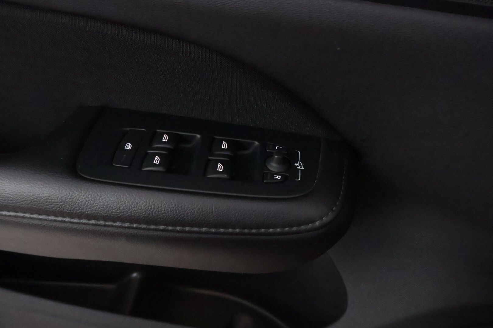 Volvo V60 2019 D3 Business aut * Webasto / Merkkihuollot / Vetokoukku / Ratinlämmitys / Adapt.LED / Sähköluukku / Digimittari! - UPEA!