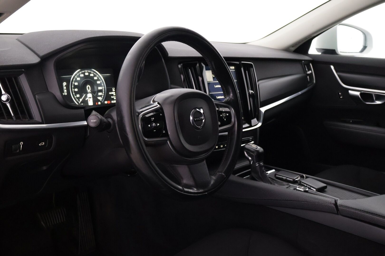 Volvo V90 2017 D3 AWD Momentum aut - ACC | Webasto | Vetokoukku | Ratin lämmitys | 2x renkaat&alumiinivanteet