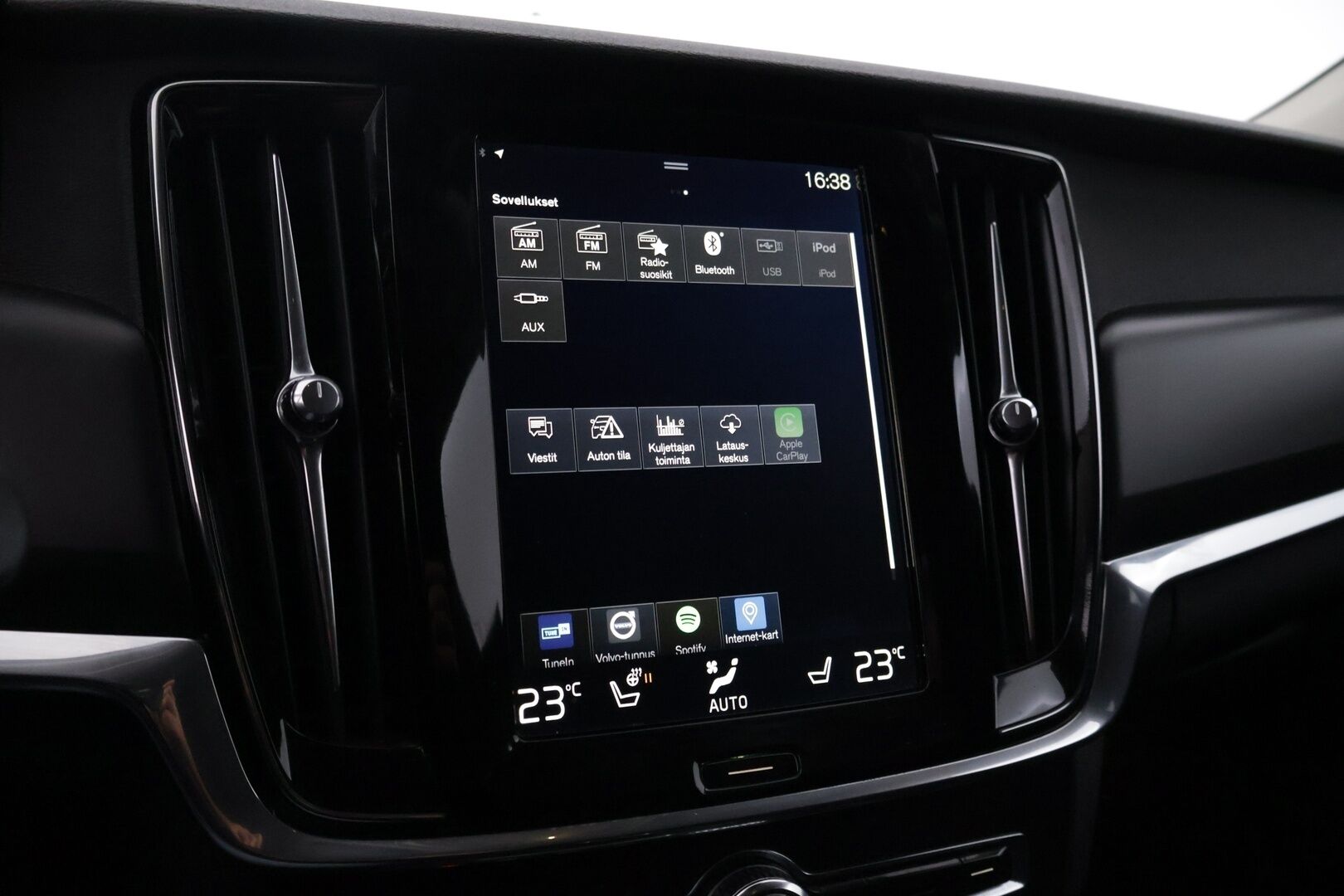 Volvo V90 2017 D3 AWD Momentum aut - ACC | Webasto | Vetokoukku | Ratin lämmitys | 2x renkaat&alumiinivanteet