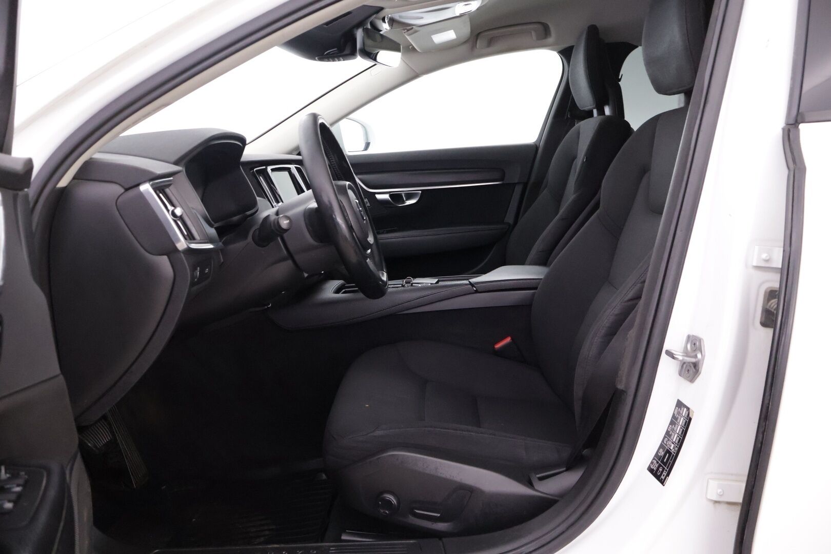 Volvo V90 2017 D3 AWD Momentum aut - ACC | Webasto | Vetokoukku | Ratin lämmitys | 2x renkaat&alumiinivanteet