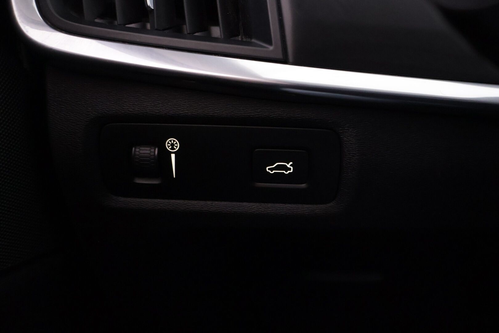 Volvo V90 2017 D3 AWD Momentum aut - ACC | Webasto | Vetokoukku | Ratin lämmitys | 2x renkaat&alumiinivanteet