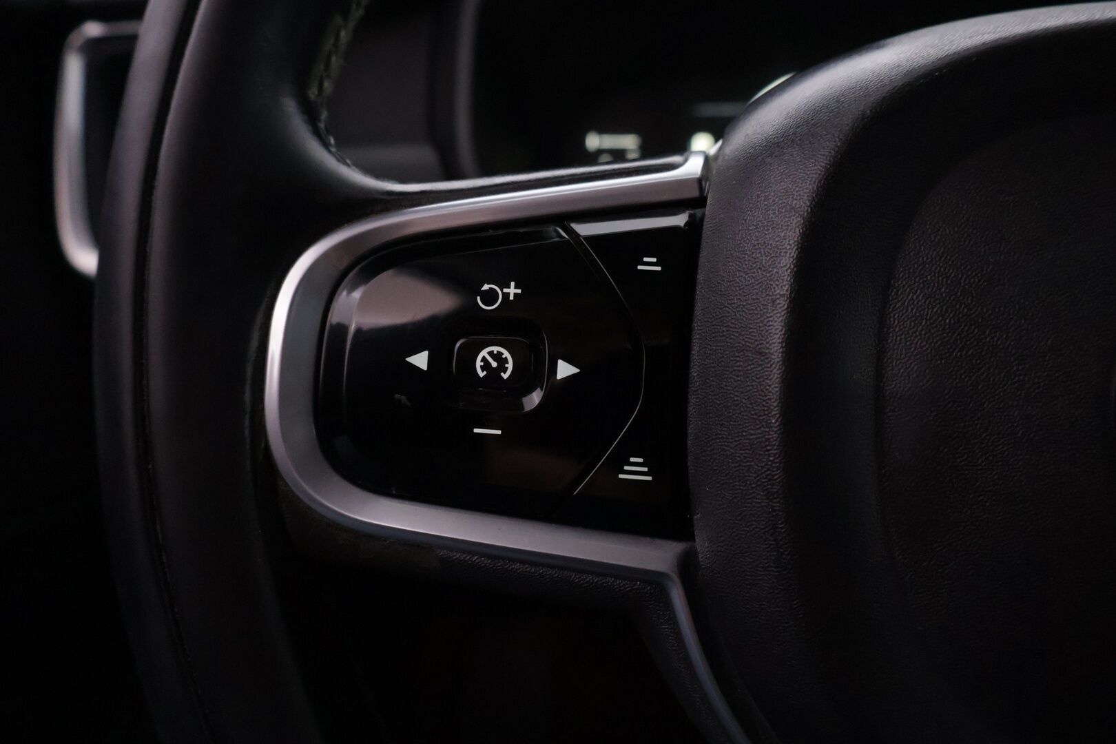 Volvo V90 2017 D3 AWD Momentum aut - ACC | Webasto | Vetokoukku | Ratin lämmitys | 2x renkaat&alumiinivanteet
