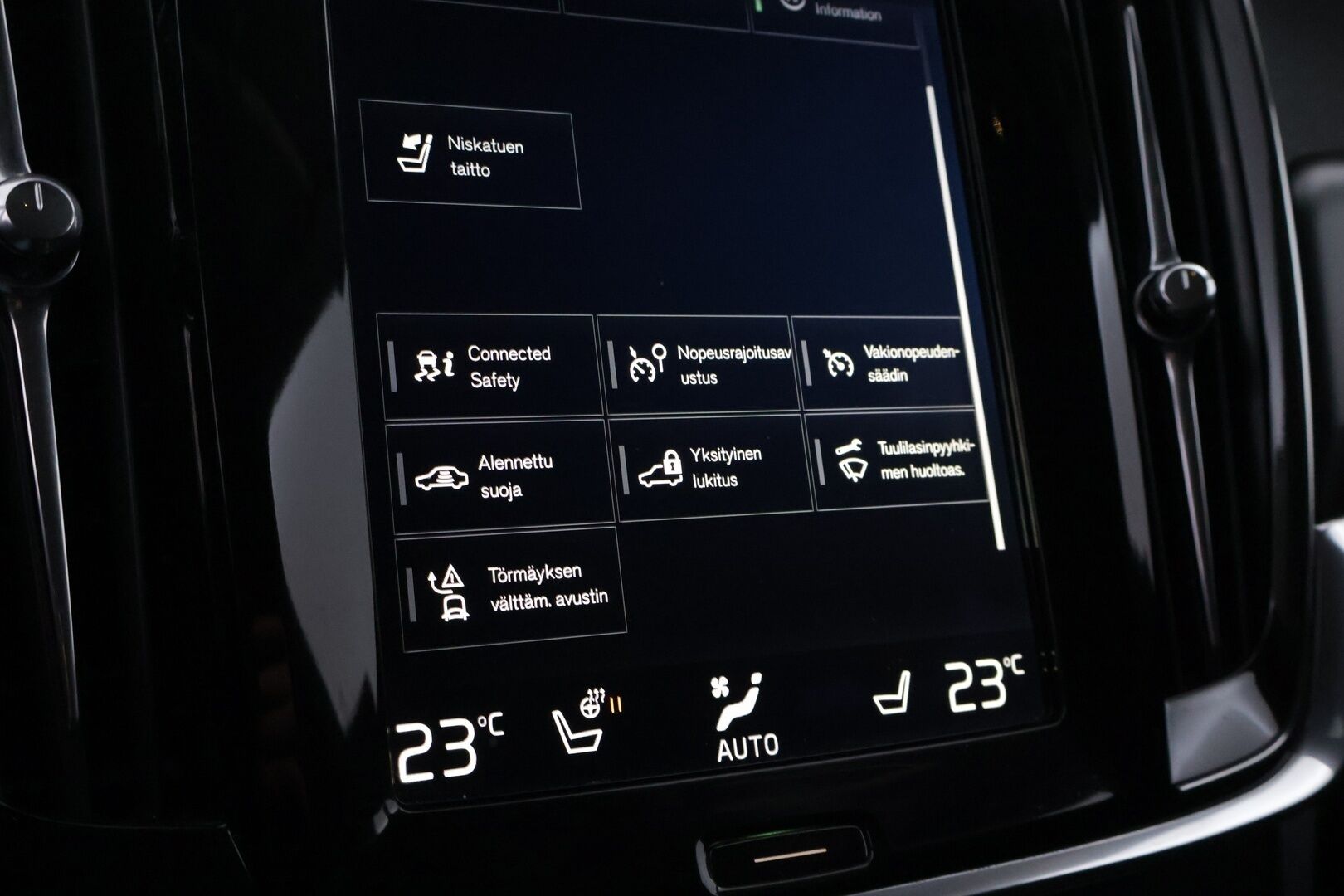 Volvo V90 2017 D3 AWD Momentum aut - ACC | Webasto | Vetokoukku | Ratin lämmitys | 2x renkaat&alumiinivanteet