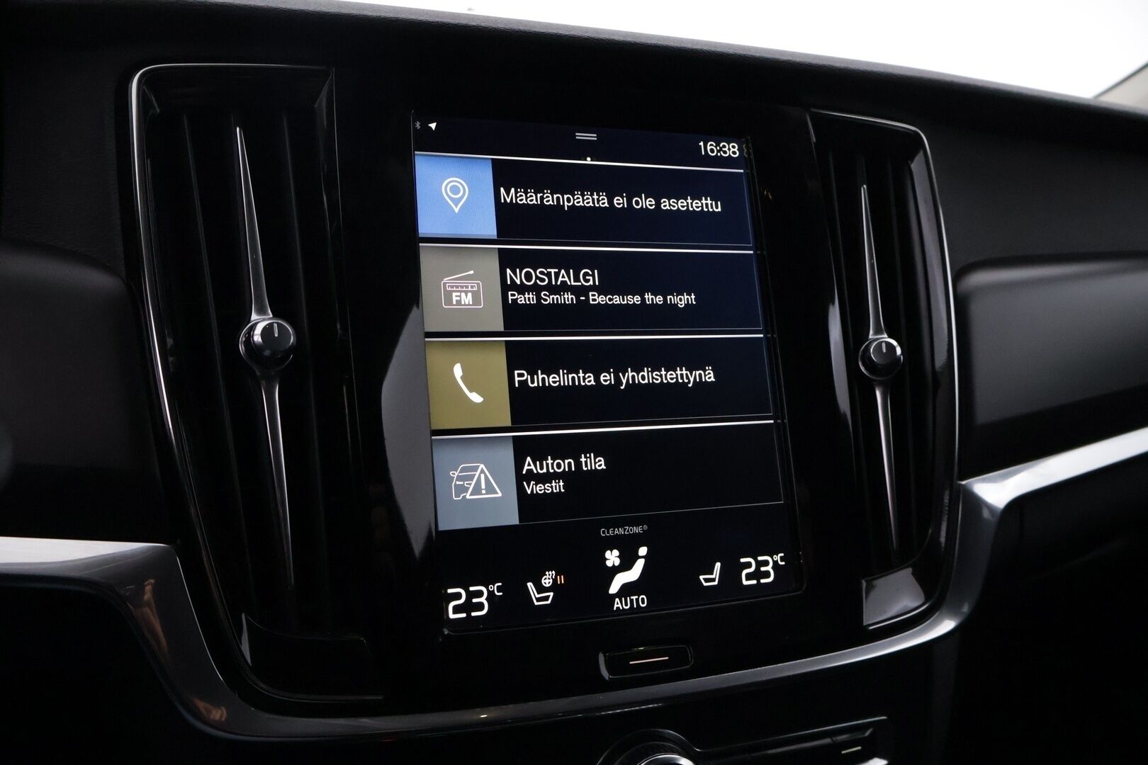 Volvo V90 2017 D3 AWD Momentum aut - ACC | Webasto | Vetokoukku | Ratin lämmitys | 2x renkaat&alumiinivanteet