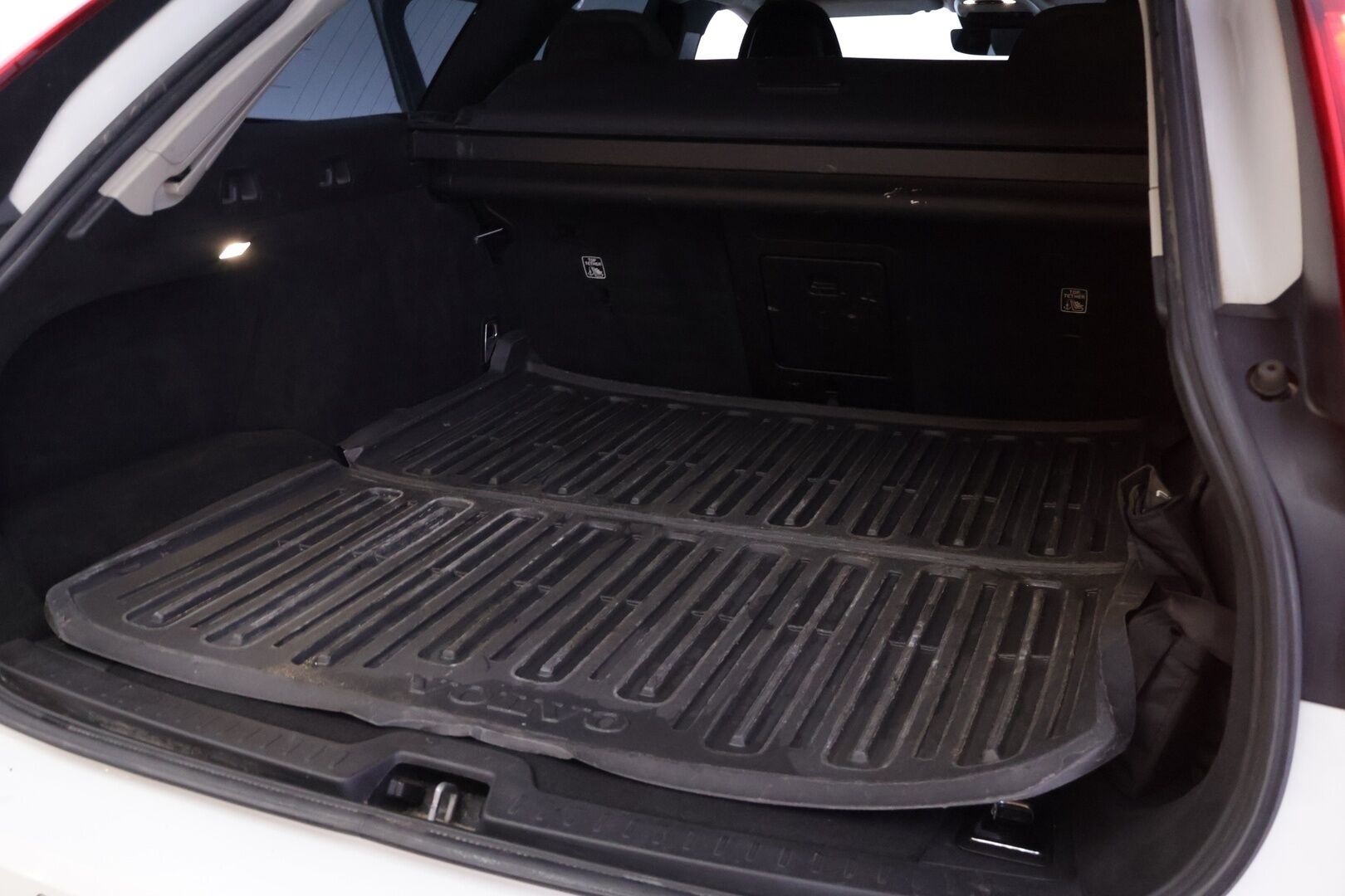 Volvo V90 2017 D3 AWD Momentum aut - ACC | Webasto | Vetokoukku | Ratin lämmitys | 2x renkaat&alumiinivanteet